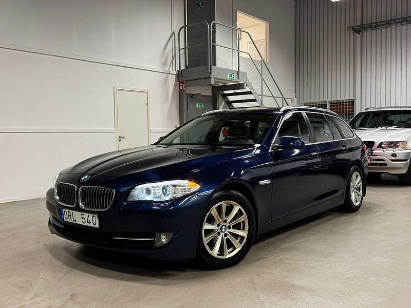 Blå Begagnad 2012 BMW 520 Kombi | 114 900 kr (Marknadspris) - Bild 1/4