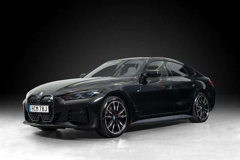 Safirsvart metallic Begagnad 2023 BMW i4 M Sport Sedan | 487 998 kr (Marknadspris) - Bild 1/4