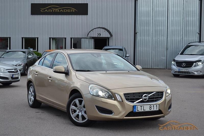 Ljusbrun (brun) Begagnad 2012 Volvo S60 Momentum Sedan | 69 900 kr (Marknadspris) - Bild 1/4