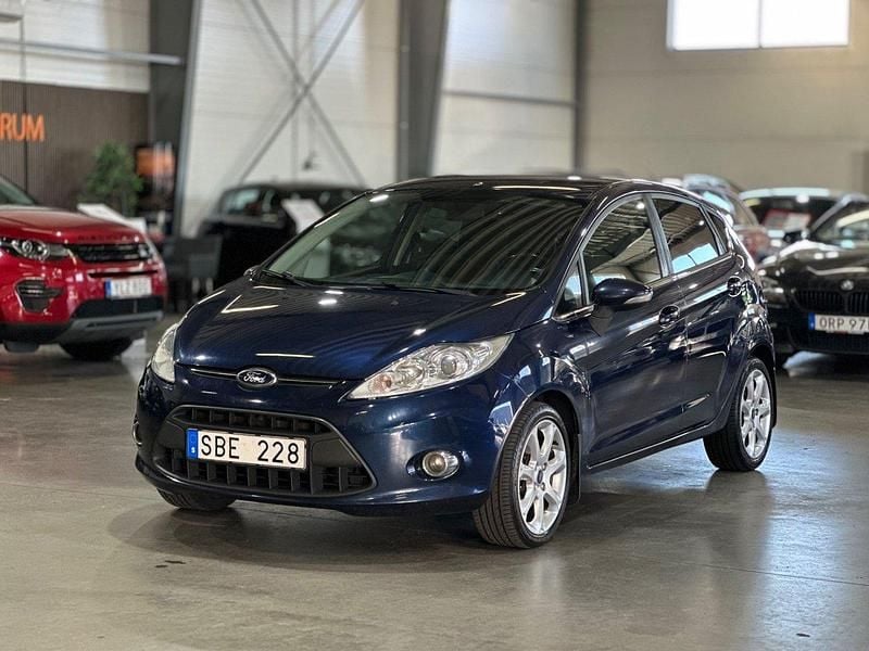 Mörkblå Begagnad 2012 Ford Fiesta Titanium Halvkombi | 34 900 kr (Marknadspris) - Bild 1/4