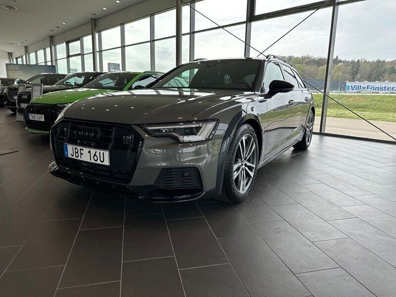 Grå (chronosgrå metallic) Ny 2025 Audi A6 Allroad Premium Kombi | 685 400 kr (Marknadspris) - Bild 1/4
