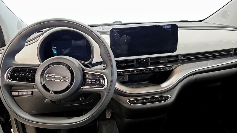 Begagnad Fiat 500e Icon 86 kW (118 HK) 2022 Vit Halvkombi