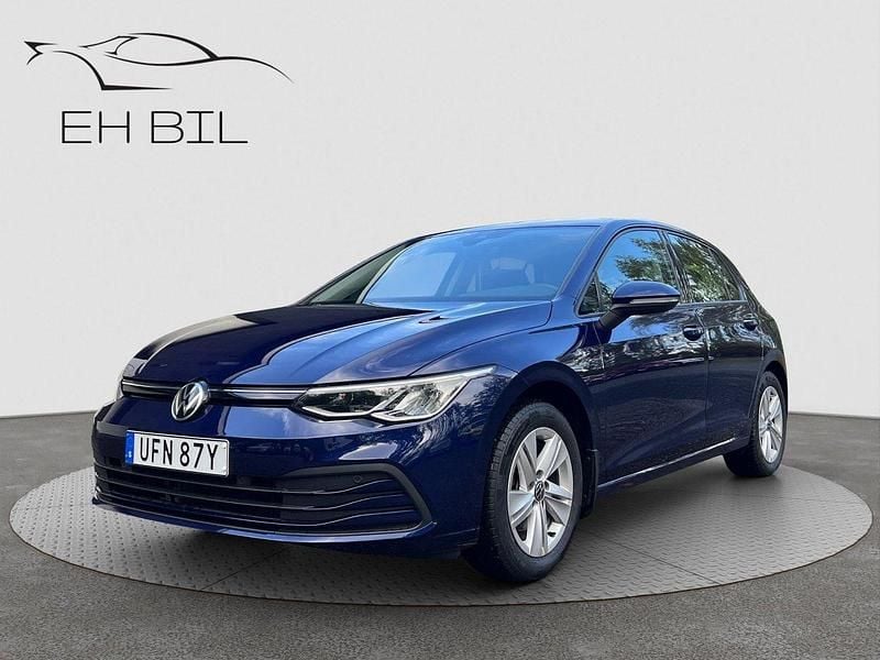 Mörkblå (blå) Begagnad 2021 VW Golf VIII Halvkombi | 194 900 kr (Bra pris) - Bild 1/4