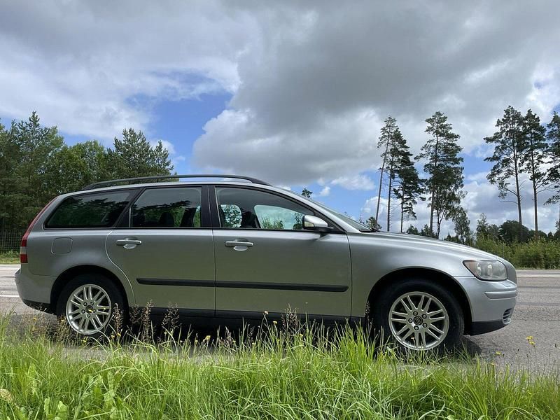 Silver Begagnad 2006 Volvo V50 Kombi | 15 000 kr (Bra pris) - Bild 1/4