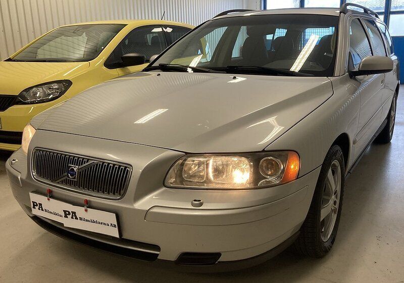 Ljusgrå Begagnad 2005 Volvo V70 Business Edition Kombi | 27 000 kr (Marknadspris) - Bild 1/4