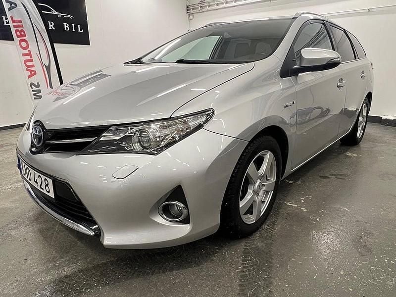 Begagnad Toyota Auris Touring Sports Active 136 HK (100 kW) 2013 Silver Kombi