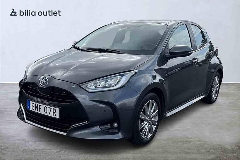 Grå Begagnad 2022 Toyota Yaris Hybrid Halvkombi | 209 900 kr (Marknadspris) - Bild 1/1