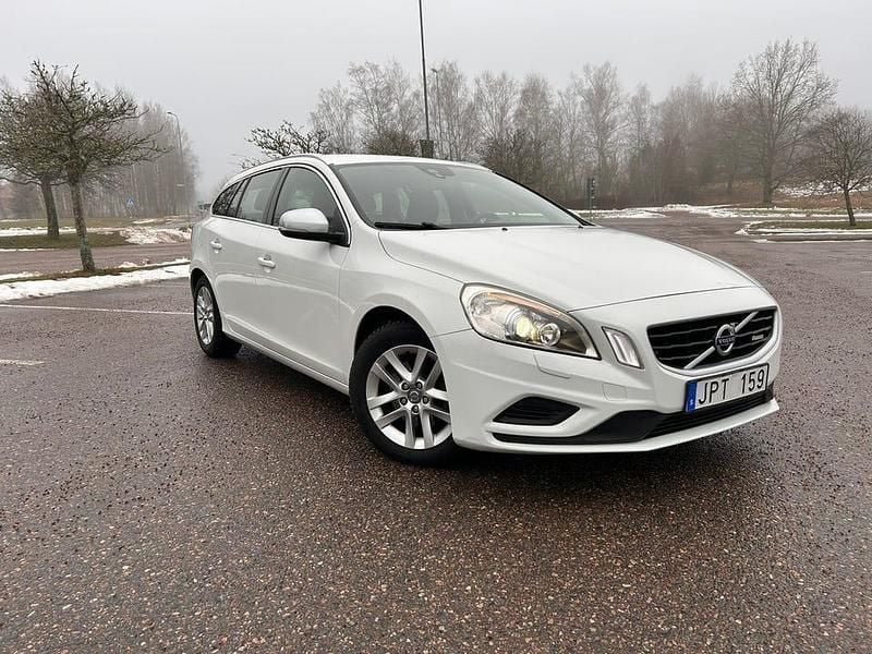 Begagnad Volvo V60 R-Design 150 HK (110 kW) 2012 Kombi