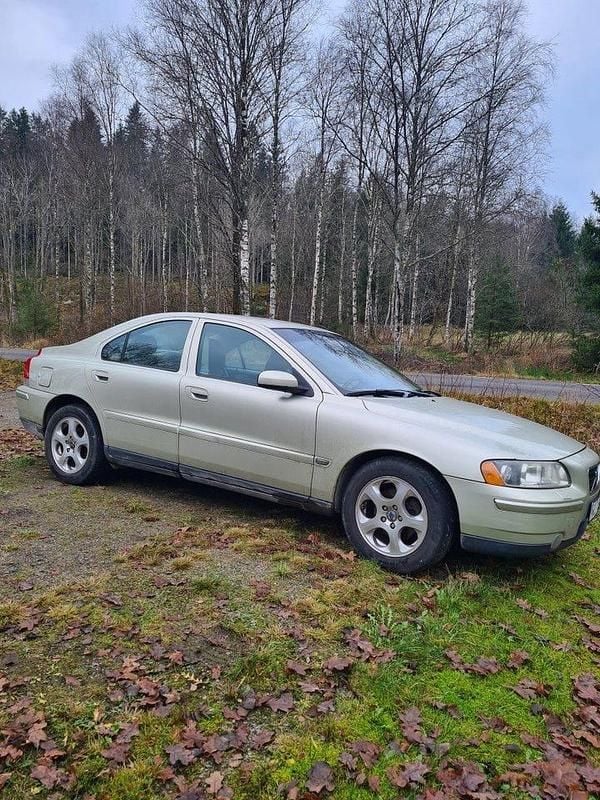 Begagnad 2005 Volvo S60 Kinetic Sedan | 15 000 kr (Superpris) - Bild 1/4