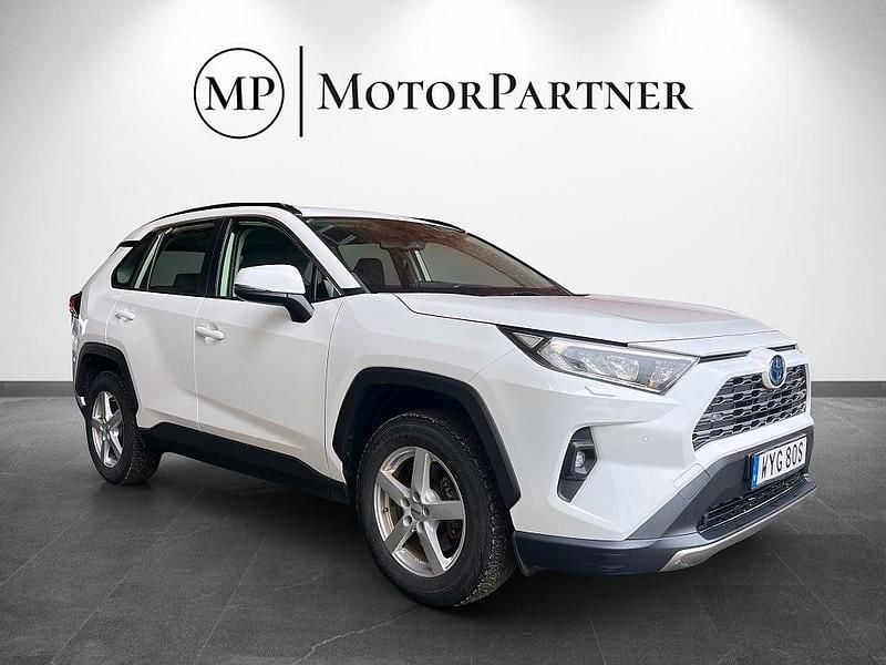 Vit Begagnad 2022 Toyota RAV4 Hybrid Active SUV | 359 900 kr (Superpris) - Bild 1/4