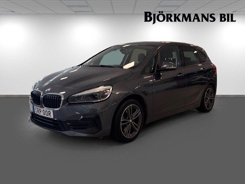 Grå Begagnad 2019 BMW 225 iPerformance Sedan | 189 000 kr - Bild 1/4