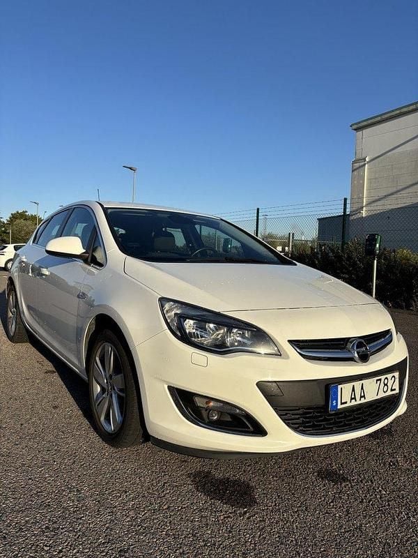Vit Begagnad 2013 Opel Astra Halvkombi | 70 000 kr (Marknadspris) - Bild 1/4