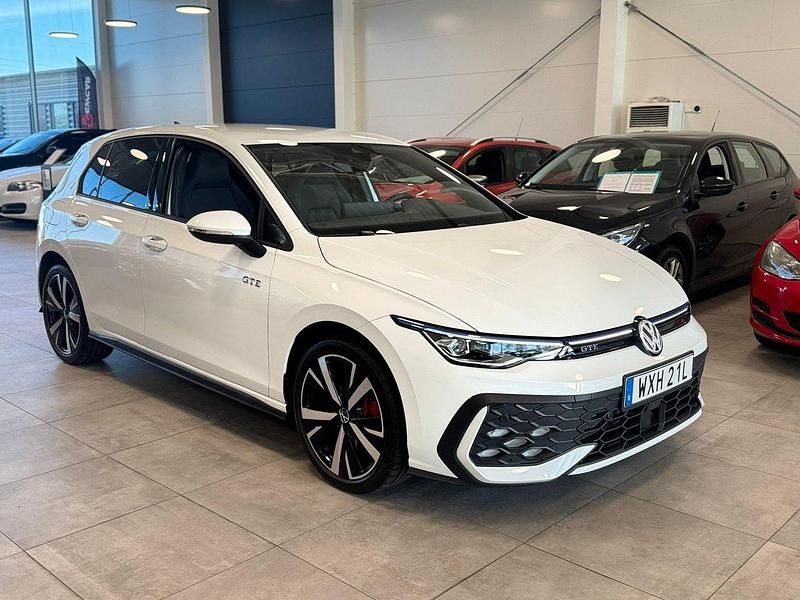 Vit Begagnad 2025 VW Golf VIII GTE Halvkombi | 389 900 kr (Marknadspris) - Bild 1/4