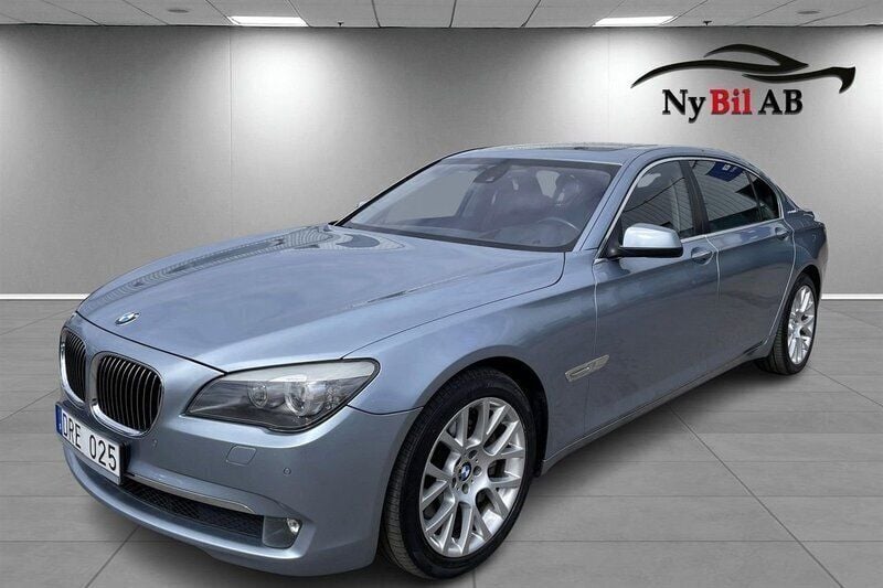 Ljusblå (blå) Begagnad 2010 BMW ActiveHybrid 7 Sedan | 169 000 kr - Bild 1/4