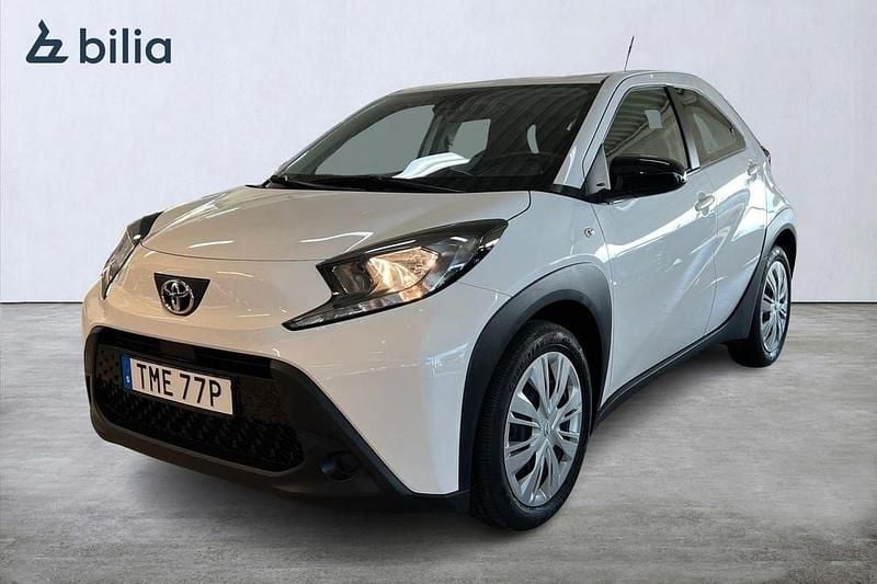 Vit Begagnad 2022 Toyota Aygo Play Halvkombi | 139 900 kr (Bra pris) - Bild 1/4