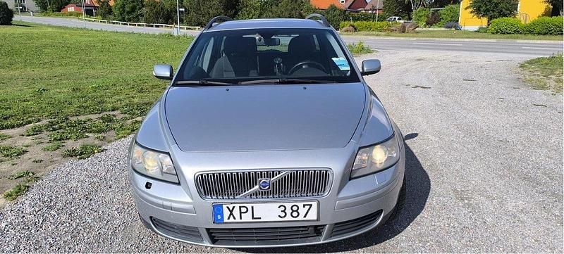 Silver Begagnad 2006 Volvo V50 Kombi | 23 000 kr (Marknadspris) - Bild 1/4