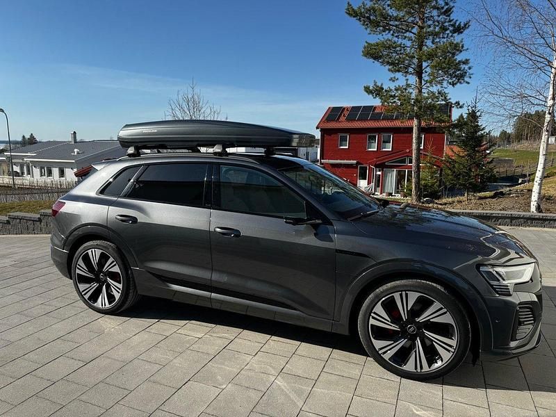 Grå Begagnad 2024 Audi Q8 e-tron S-Line SUV | 645 000 kr (Lite dyr) - Bild 1/4