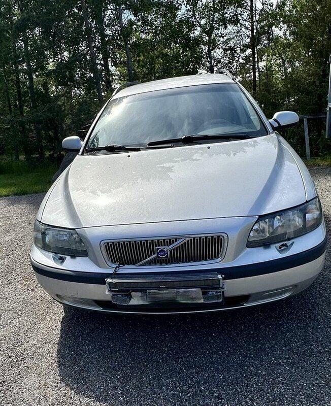 Grå Begagnad 2003 Volvo V70 Kombi | 27 000 kr (Marknadspris) - Bild 1/4