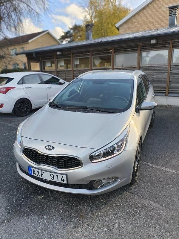 Grå Begagnad 2013 Kia Ceed Sportswagon Comfort Kombi | 135 000 kr (Marknadspris) - Bild 1/4