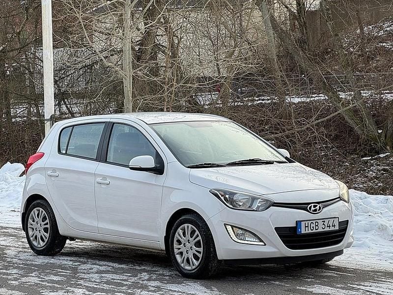 Begagnad Hyundai i20 Premium 75 HK (55 kW) 2014 Vit Halvkombi