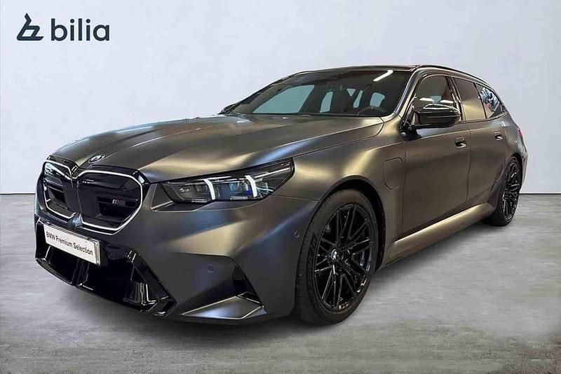 Grå Begagnad 2025 BMW M5 Comfort Edition Kombi | 1 599 000 kr - Bild 1/1