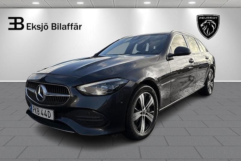 Grå Begagnad 2022 Mercedes C300e Avantgarde Kombi | 357 500 kr (Superpris) - Bild 1/4
