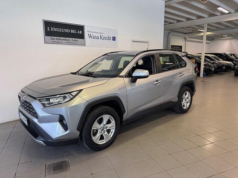 Silver Begagnad 2021 Toyota RAV4 Hybrid Active SUV | 339 900 kr (Marknadspris) - Bild 1/4
