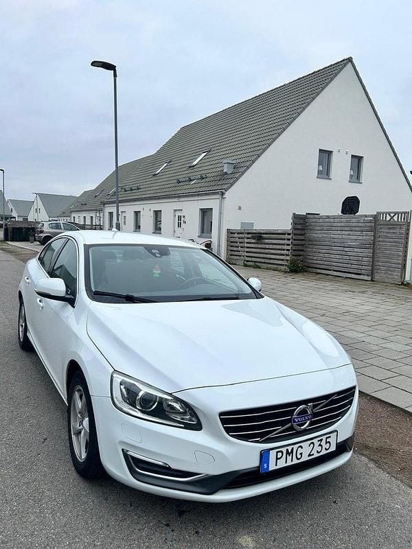 Vit Begagnad 2015 Volvo S60 Momentum Sedan | 119 900 kr (Marknadspris) - Bild 1/4