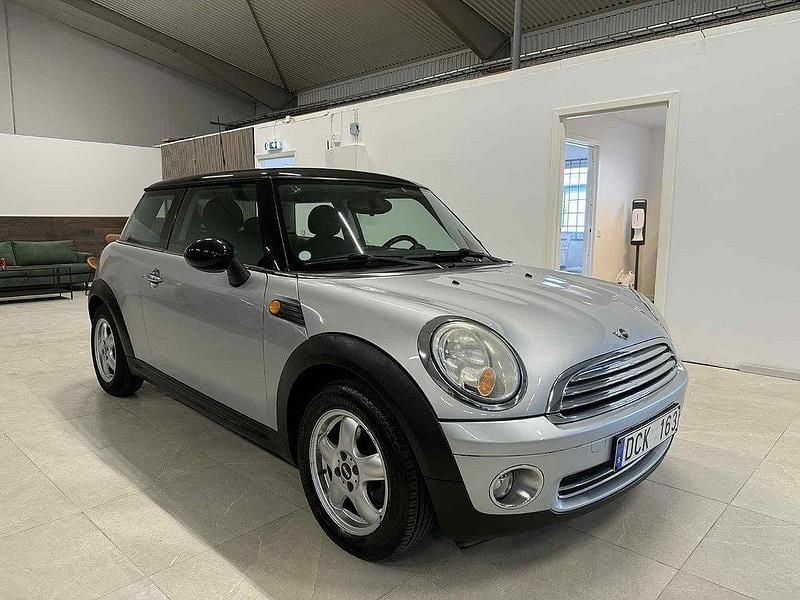 Ljusgrå (grå) Begagnad 2007 Mini Cooper Pepper Halvkombi | 79 900 kr (Dyr) - Bild 1/4