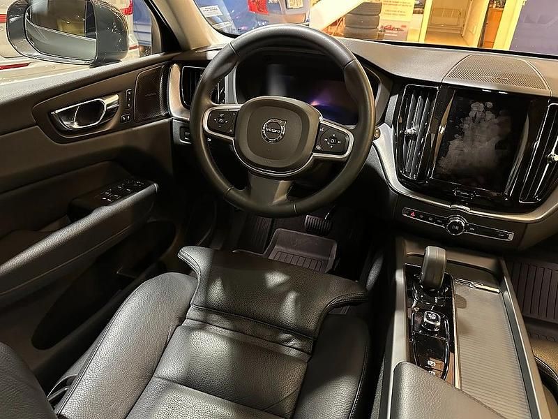 Begagnad Volvo XC60 Momentum 197 HK (144 kW) 2022 Pinegrå metallic SUV