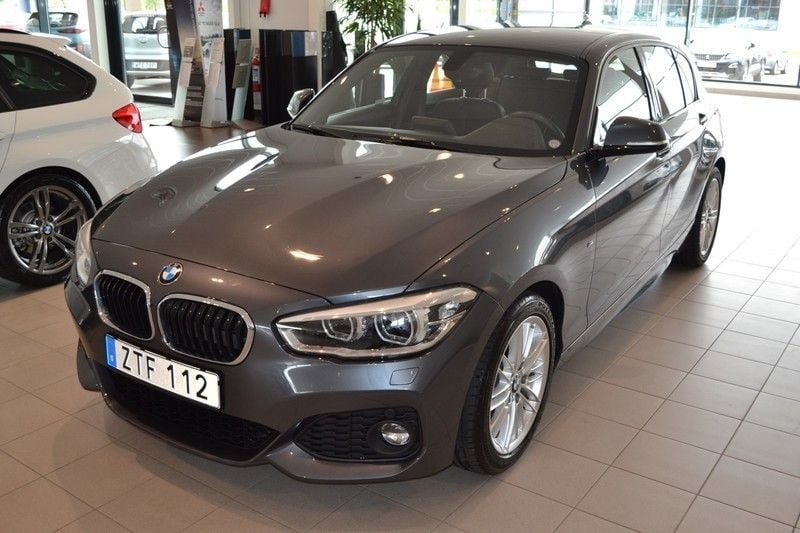 Mineralgrå Begagnad 2018 BMW 120 M Sport Halvkombi | 234 800 kr (Marknadspris) - Bild 1/4