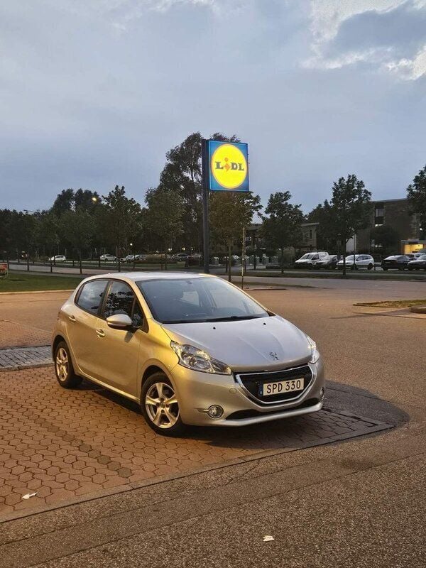 Grå Begagnad 2015 Peugeot 208 Halvkombi | 45 000 kr (Marknadspris) - Bild 1/1