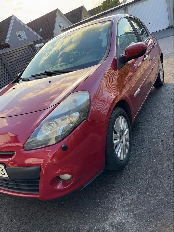 Röd Begagnad 2011 Renault Clio R.S. Halvkombi | 33 000 kr (Marknadspris) - Bild 1/4