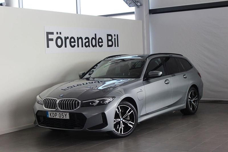 Grå Begagnad 2024 BMW 330e M Sport Kombi | 489 000 kr (Marknadspris) - Bild 1/4