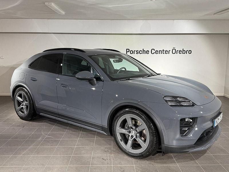 Grå Begagnad 2025 Porsche Macan SUV | 995 000 kr (Superpris) - Bild 1/4