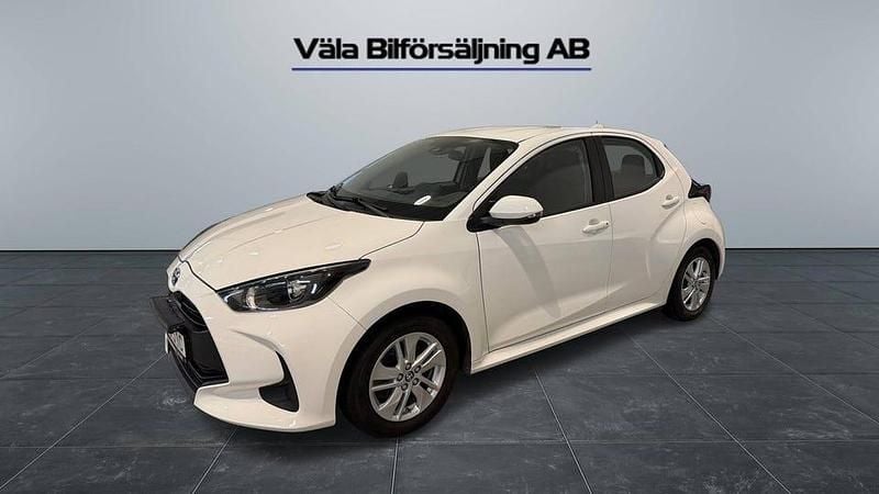 Vit Begagnad 2022 Toyota Yaris Hybrid Active Halvkombi | 189 900 kr (Marknadspris) - Bild 1/4
