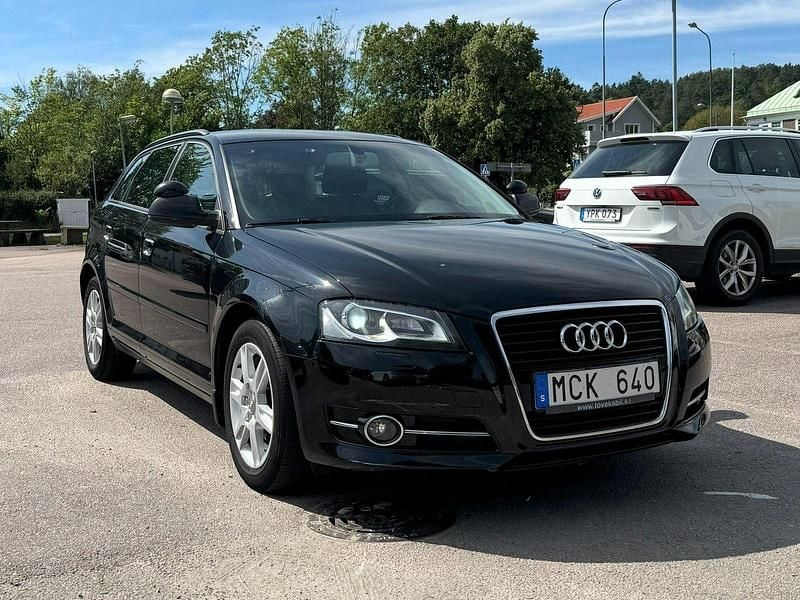 Svart Begagnad 2012 Audi A3 Sportback Attraction Halvkombi | 78 000 kr (Marknadspris) - Bild 1/4
