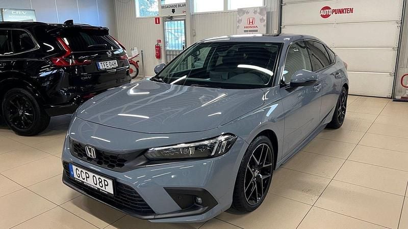 Mörkgrå (sonic grey) Ny 2024 Honda Civic Hybrid Halvkombi | 379 000 kr (Marknadspris) - Bild 1/4