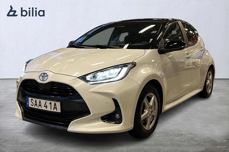 Vit Begagnad 2024 Toyota Yaris Hybrid Halvkombi | 309 900 kr - Bild 1/3