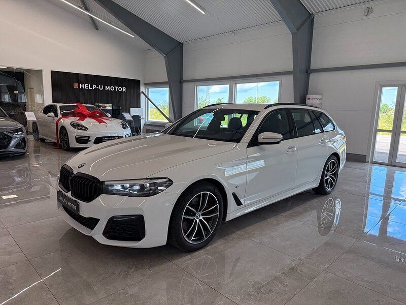 Vit Begagnad 2022 BMW 520 M Sport Kombi | 404 000 kr (Lite dyr) - Bild 1/4