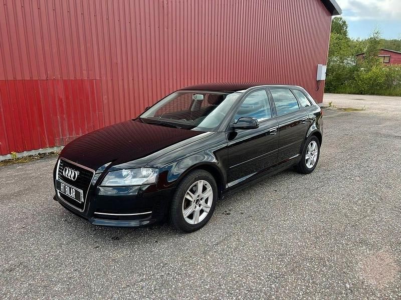 Svart Begagnad 2010 Audi A3 Sportback Attraction Halvkombi | 74 900 kr (Marknadspris) - Bild 1/4