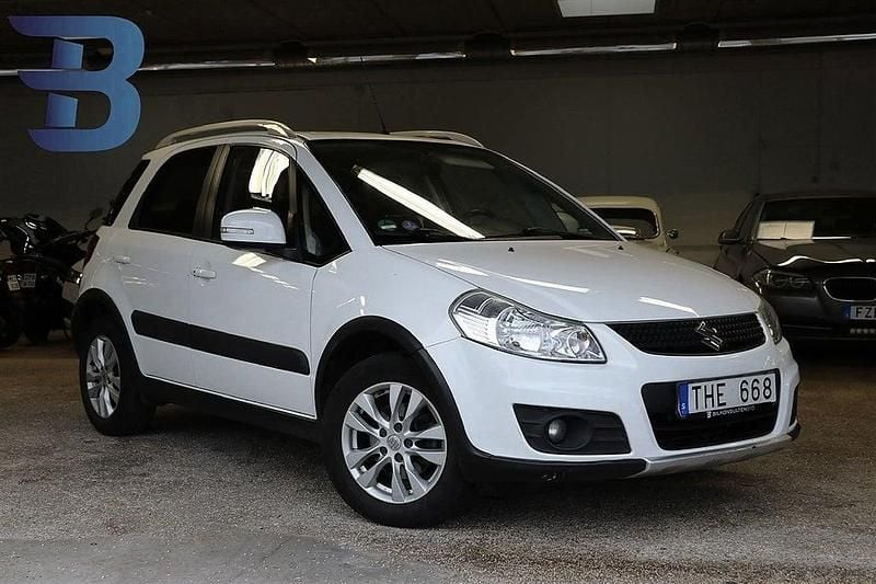 Vit Begagnad 2013 Suzuki SX4 Halvkombi | 74 900 kr (Lite dyr) - Bild 1/4