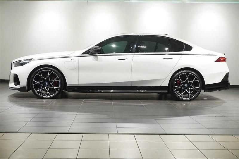 Begagnad BMW 550 M Performance 490 HK (360 kW) 2024 Mineralvit metallic Sedan