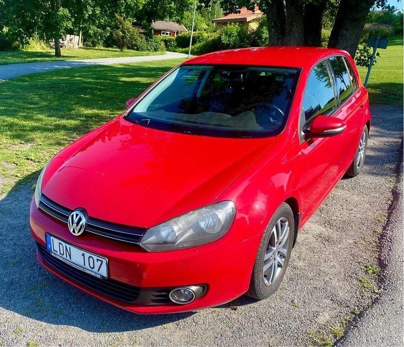 Röd Begagnad 2011 VW Golf VI Halvkombi | 59 000 kr (Superpris) - Bild 1/4