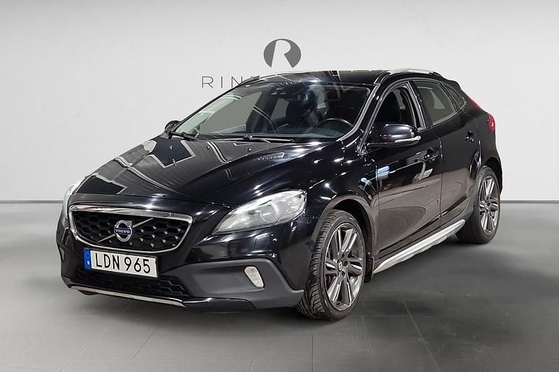 Svart Begagnad 2016 Volvo V40 CC Kombi | 149 800 kr (Marknadspris) - Bild 1/3
