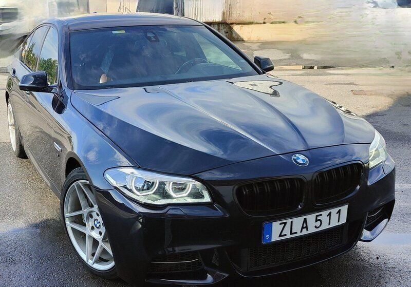 Svart Begagnad 2015 BMW M550 Sedan | 330 000 kr (Marknadspris) - Bild 1/4