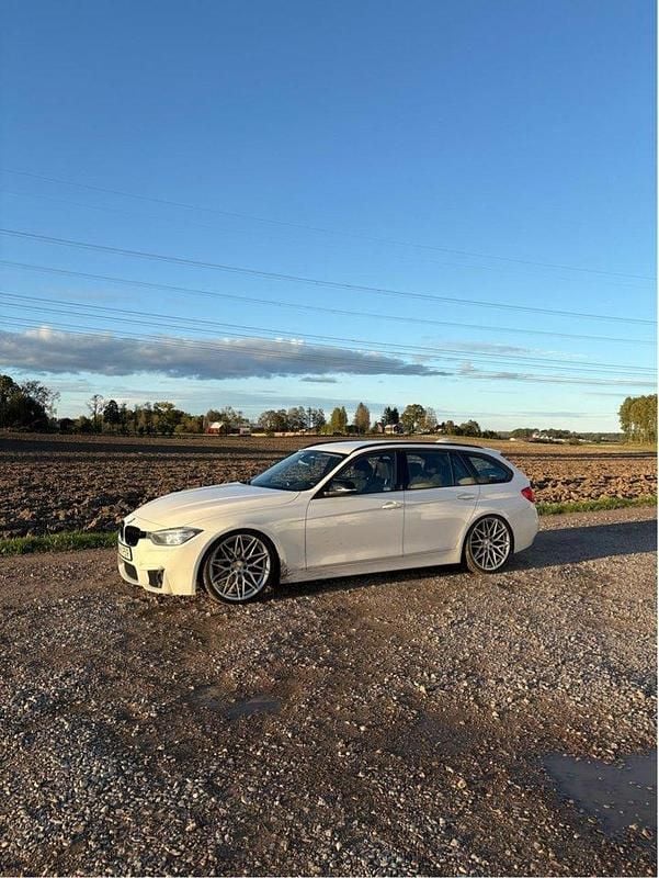 Vit Begagnad 2013 BMW 320 Sport Line Kombi | 120 000 kr (Marknadspris) - Bild 1/4