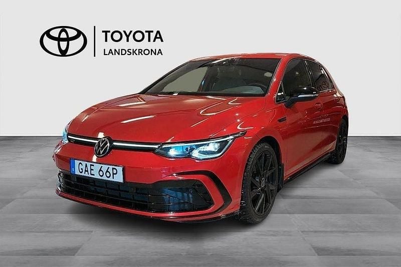 Röd Begagnad 2022 VW Golf VIII R-line Halvkombi | 279 900 kr (Marknadspris) - Bild 1/4