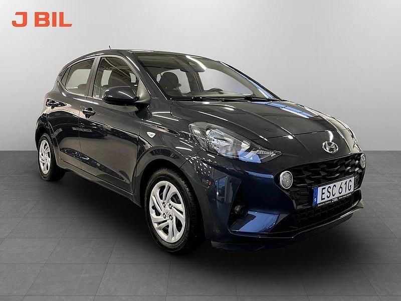 Grå Begagnad 2023 Hyundai i10 Essential Halvkombi | 129 900 kr (Bra pris) - Bild 1/3
