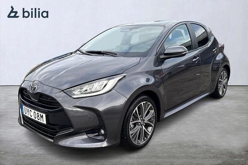 Grå Begagnad 2024 Toyota Yaris Hybrid Style Halvkombi | 299 900 kr (Marknadspris) - Bild 1/3